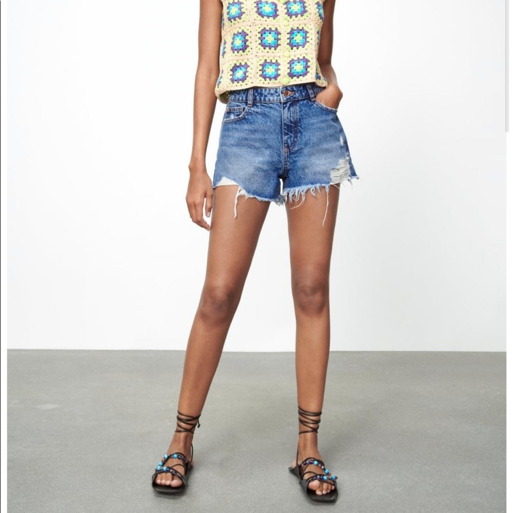 zara z1975 mid rise ripped denim shorts 7147/029, size US 8. NWT.
